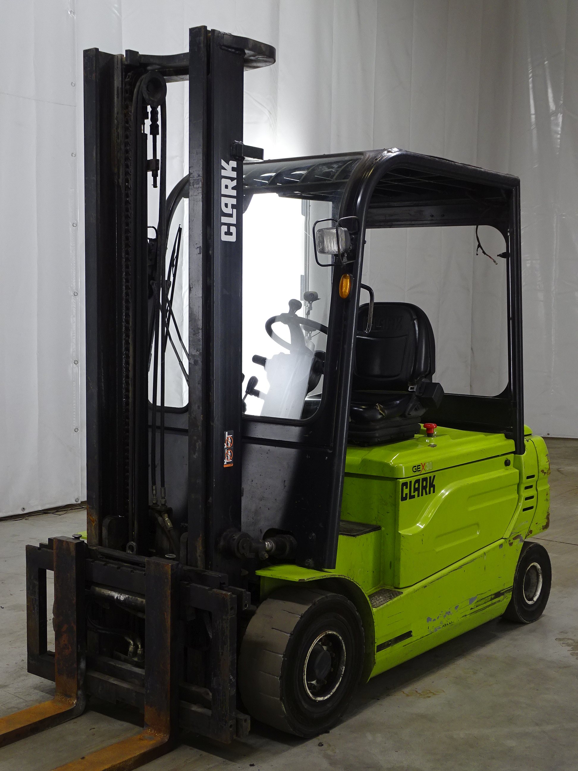 Clark GEX30 Empilhador el�trico de quatro rodas www.blackforxx.com