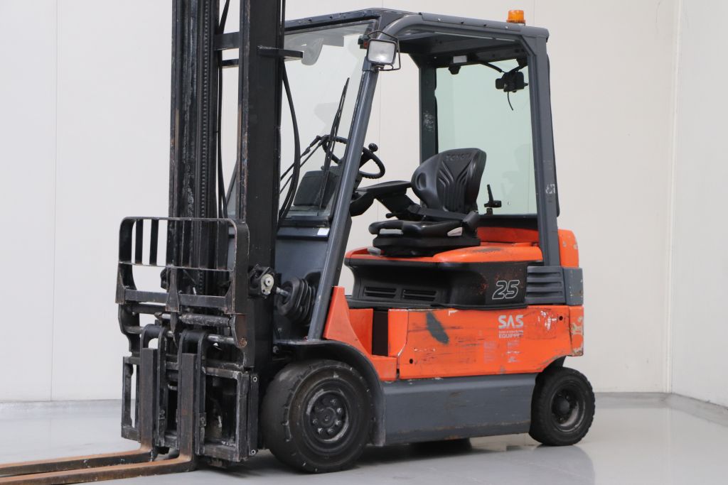 Toyota 7FBMF25 Elektro 4 Rad-Stapler www.heinbockel-gabelstapler.de