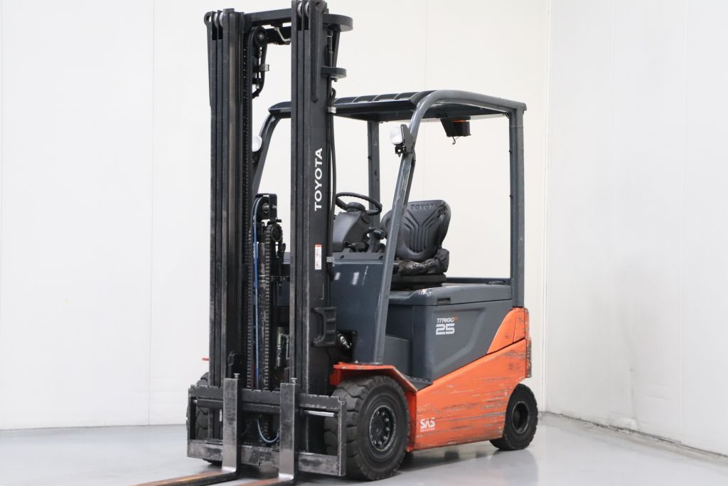 Toyota 8FBMKT25 Elektro 4 Rad-Stapler www.heinbockel-gabelstapler.de