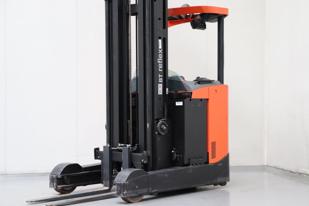 BT RRE250 Schubmaststapler www.heinbockel-gabelstapler.de