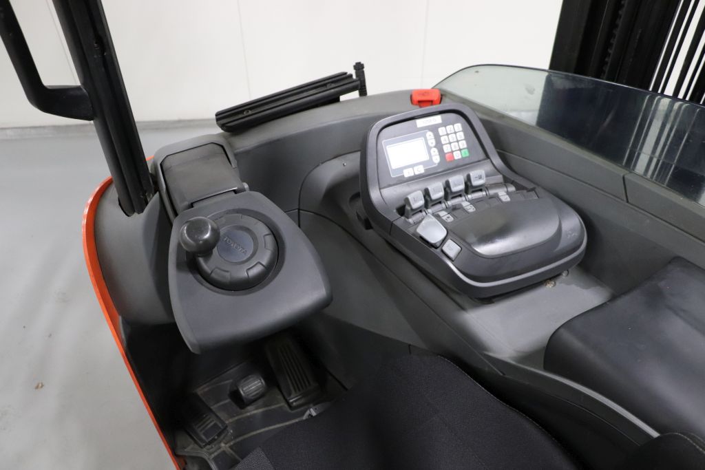 BT RRE160H Schubmaststapler www.heinbockel-gabelstapler.de