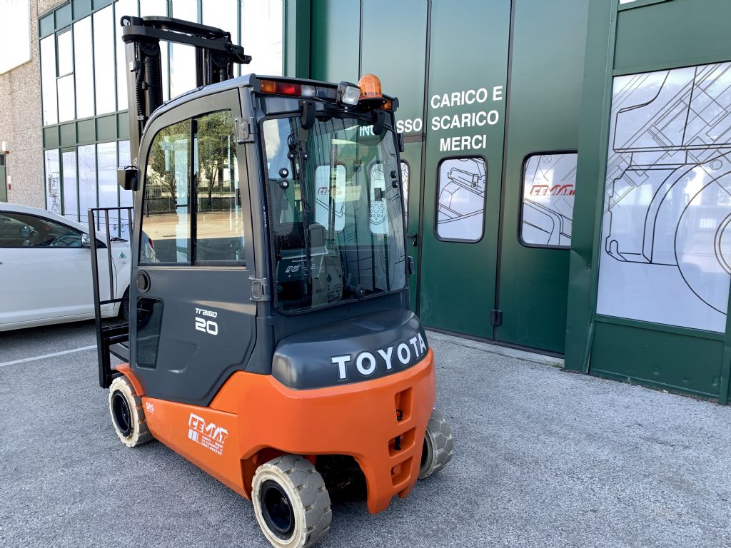 Toyota 8FBMT20 Elektro 4 Rad-Stapler www.cemiat.com