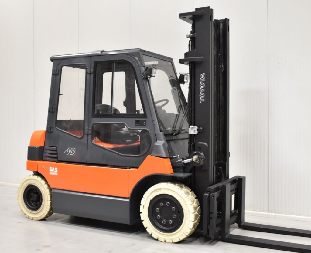 Toyota 8FBMT40 Elettrico 3 ruote www.cemiat.com