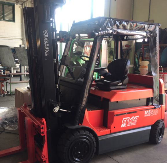 Toyota 7FBMF30 Elektro 4 Rad-Stapler www.cemiat.com