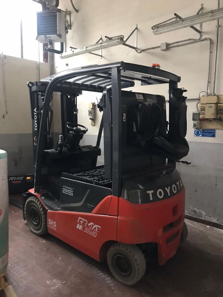 Toyota 8FBMKT25 Elektro 4 Rad-Stapler www.cemiat.com