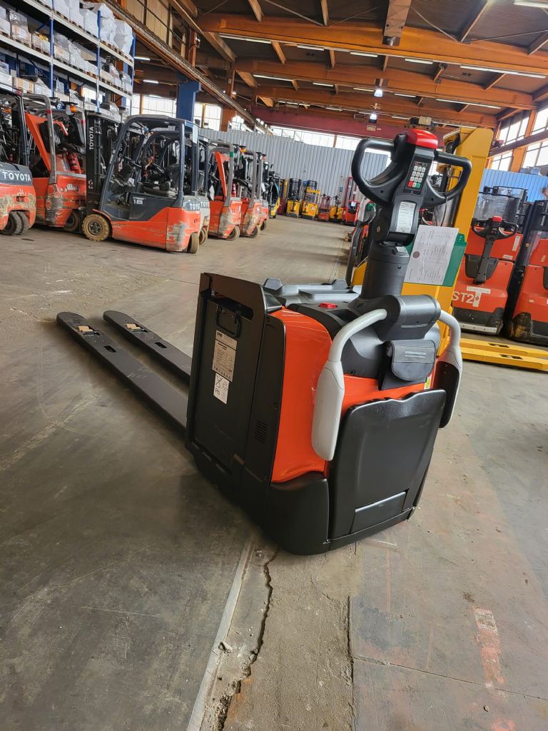 BT LPE 250 //  2,4 m Gabeln // 3.638 Std. // Batterie 2020 Niederhubkommissionierer www.stapler-de.de