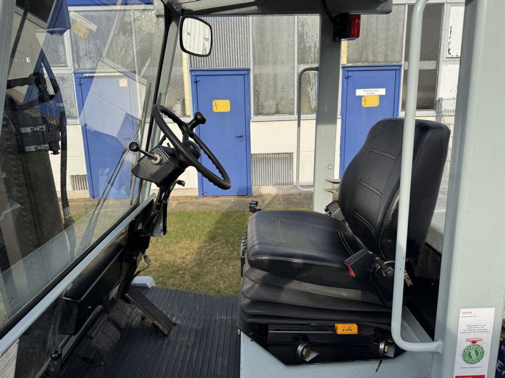 Kalmar AT 700E/60-02 Electric 4-wheel forklift www.contilift.de Kalmar AT 700E/60-02 Electric 4-wheel forklift www.contilift.de