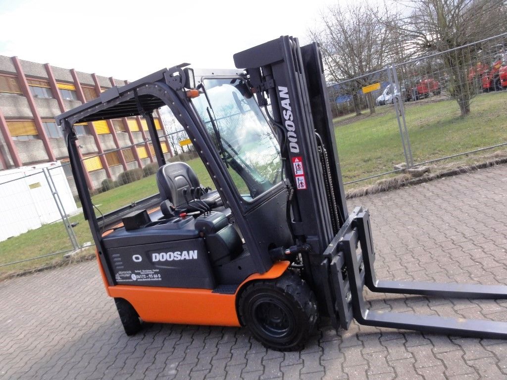 Used Doosan B 30 X-5 Triplex Electric 4-wheel forklift mit Triplex 