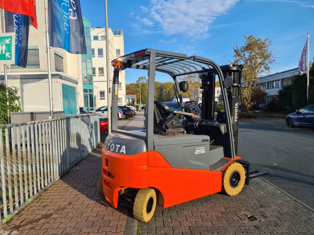 Toyota 8FBMT25 Elektro 4 Rad-Stapler 