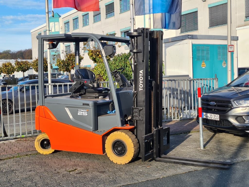 Toyota 8FBMT25 Elektro 4 Rad-Stapler 