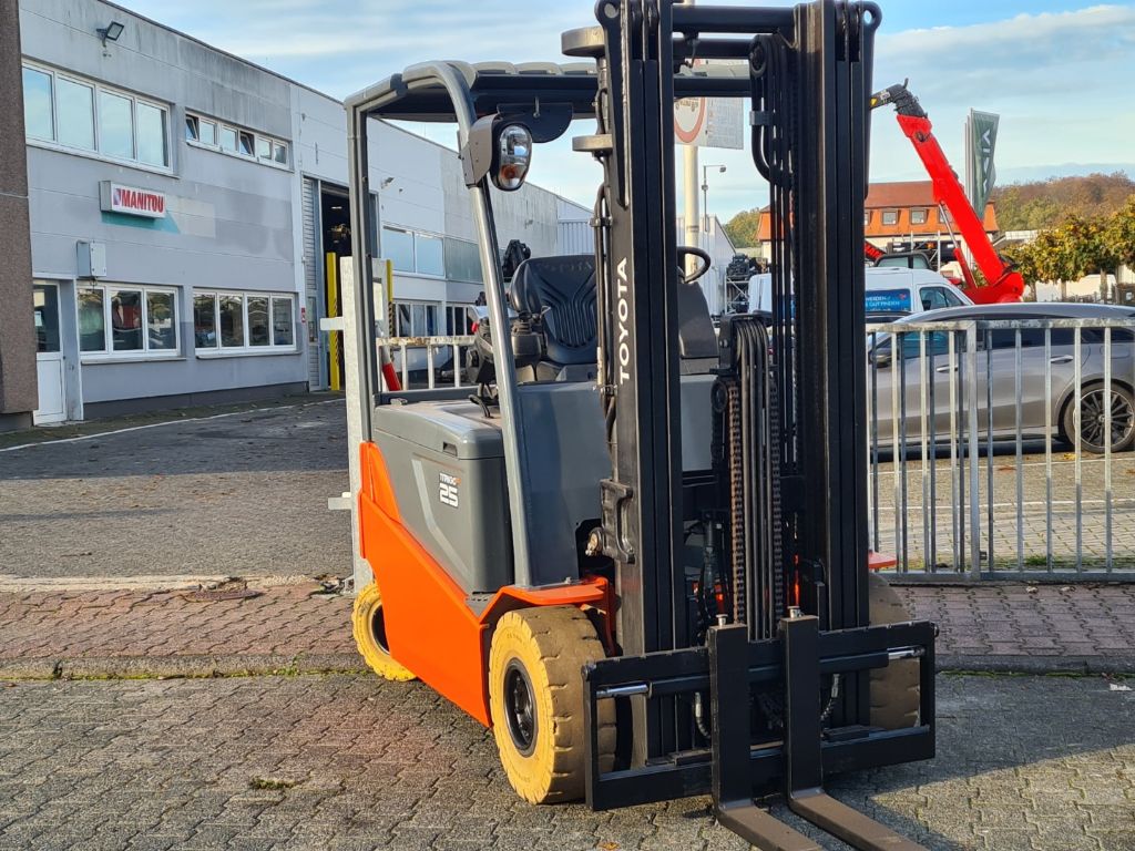 Toyota 8FBMT25 Elektro 4 Rad-Stapler 