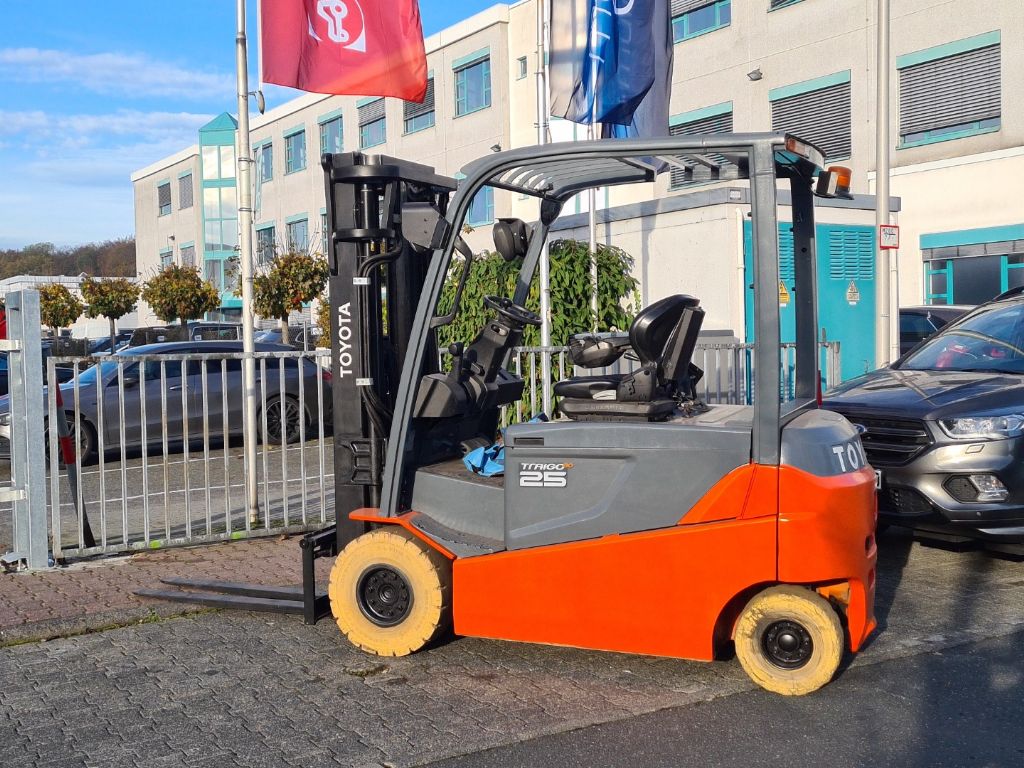 Toyota 8FBMT25 Elektro 4 Rad-Stapler 