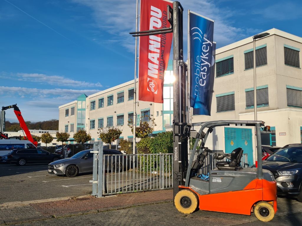 Toyota 8FBMT25 Elektro 4 Rad-Stapler 