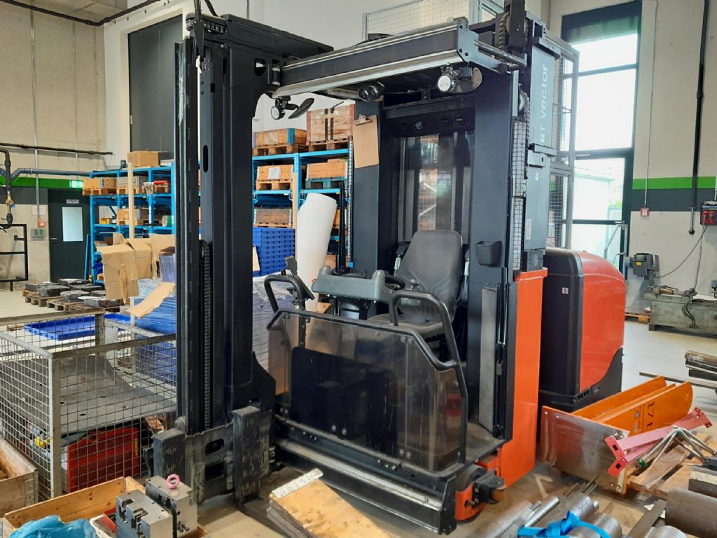 Toyota VCE150A Schmalgangstapler www.eder-stapler.de
