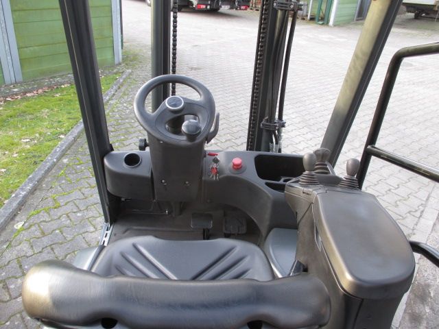 Linde-E16C-02-Elektro 3 Rad-Stapler-www.efken-stapler.de