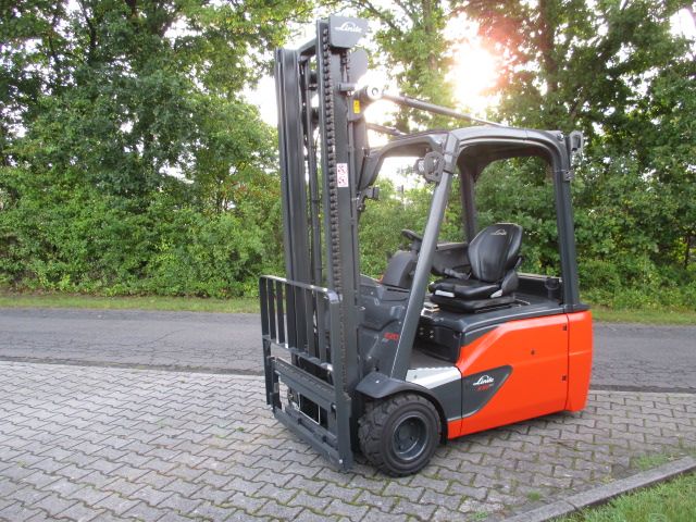 Linde-E20L-02-Elektro 3 Rad-Stapler-www.efken-stapler.de