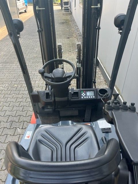 Toyota-Traigo48 8FBE20T-Elektro 3 Rad-Stapler-www.eundw.com