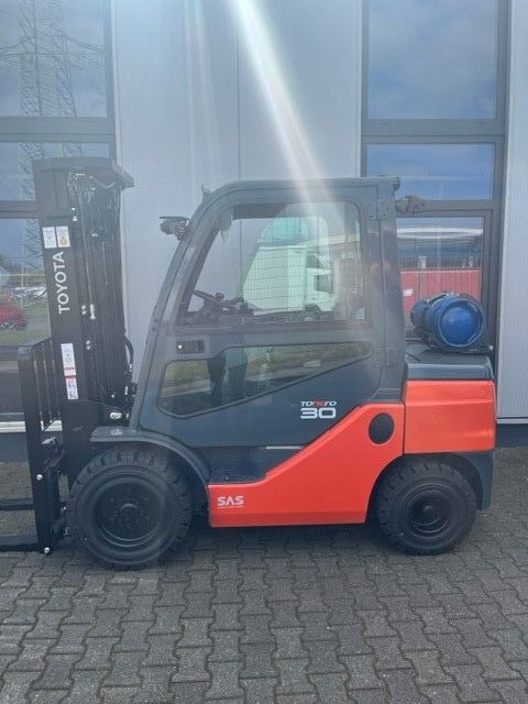 Toyota-Tonero 02-8FGF30-Treibgasstapler-www.eundw.com