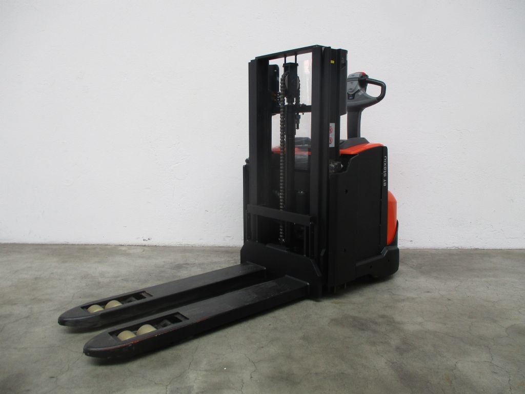 Toyota SWE200D Doppelstockstapler www.faller-stapler.de