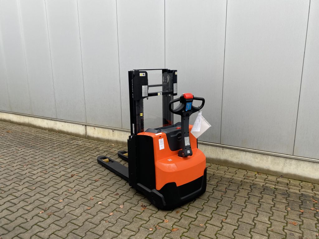 Toyota-SWE200D-Doppelstockstapler-www.fiegl-gabelstapler.de