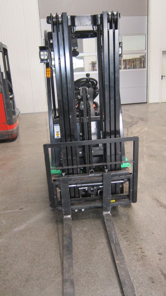 Hangcha CPD S10-XJ2-1 Elektro 3 Rad-Stapler www.filler-gmbh.de Hangcha CPD S10-XJ2-1 Elektro 3 Rad-Stapler www.filler-gmbh.de