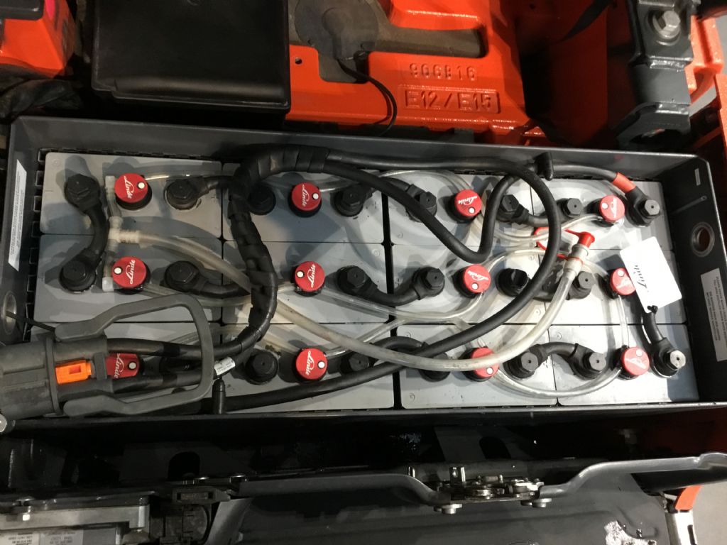 Linde-E12-02-Elektro 3 Rad-Stapler-www.gabelstapler-finger.com