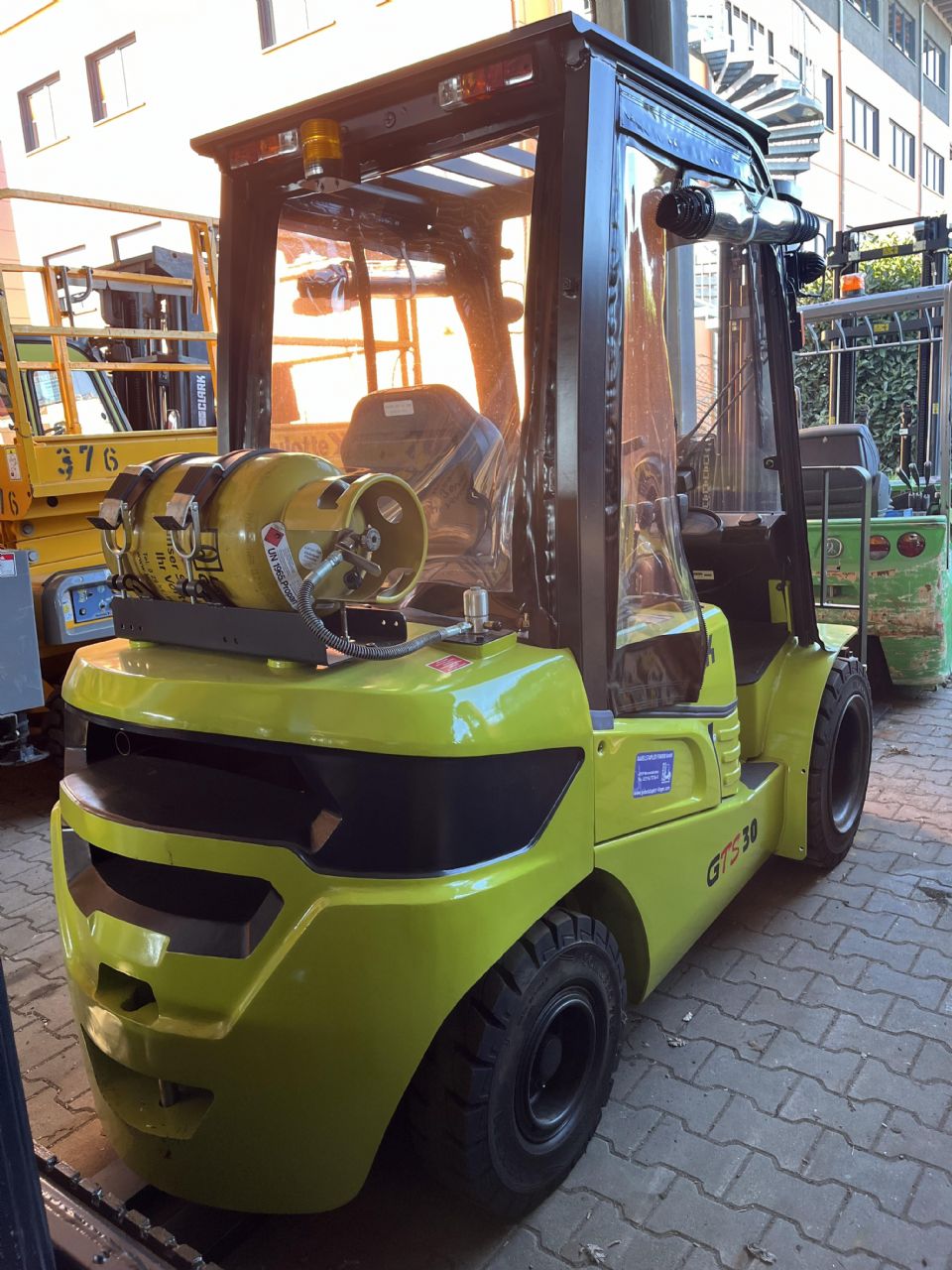 Clark-GTS30L - Vorf�hrger�t-Treibgasstapler-www.gabelstapler-finger.com