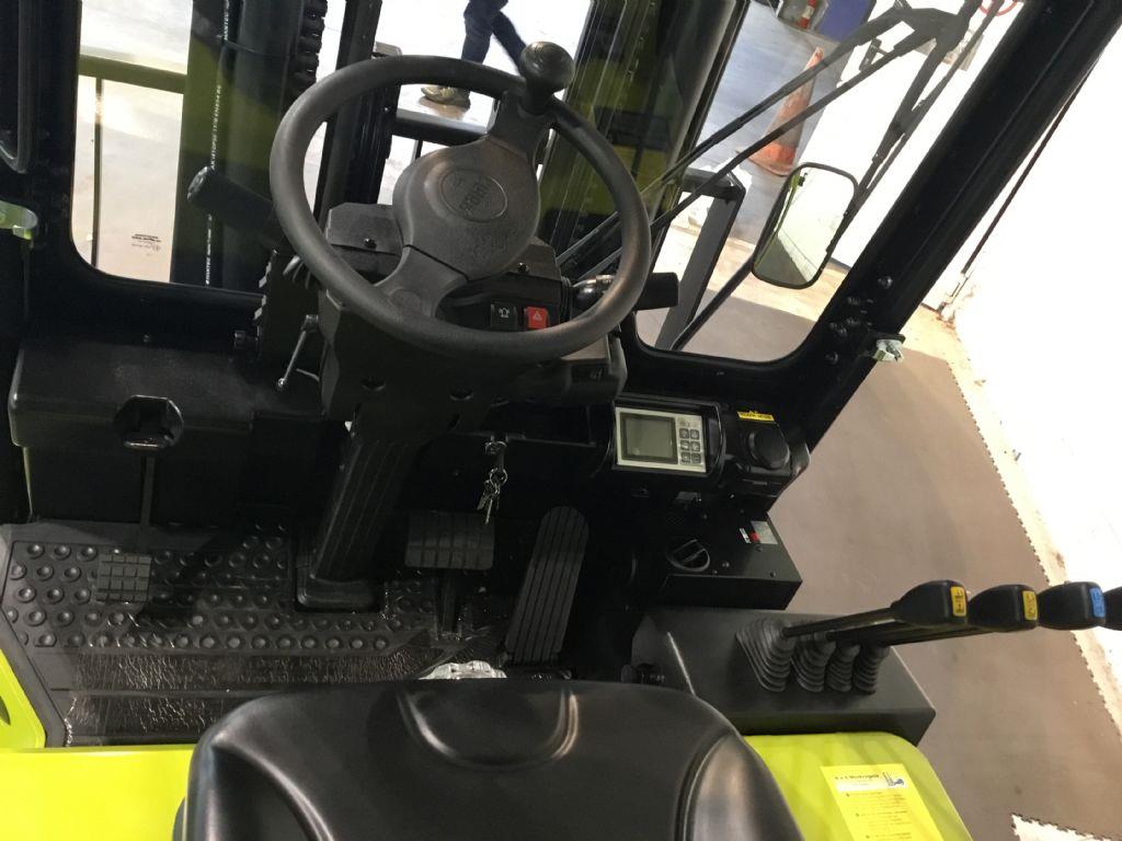 Clark-GEX50-Elektro 4 Rad-Stapler-www.gabelstapler-finger.com
