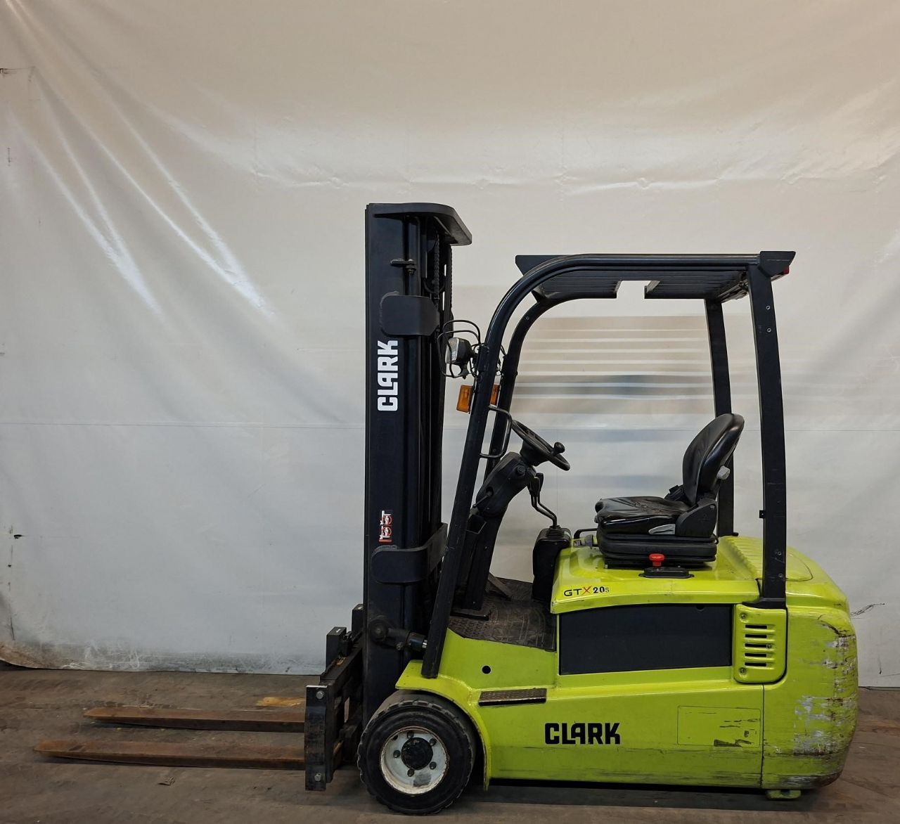 Clark-GTX20s-Elektro 3 Rad-Stapler-www.gabelstapler-finger.com