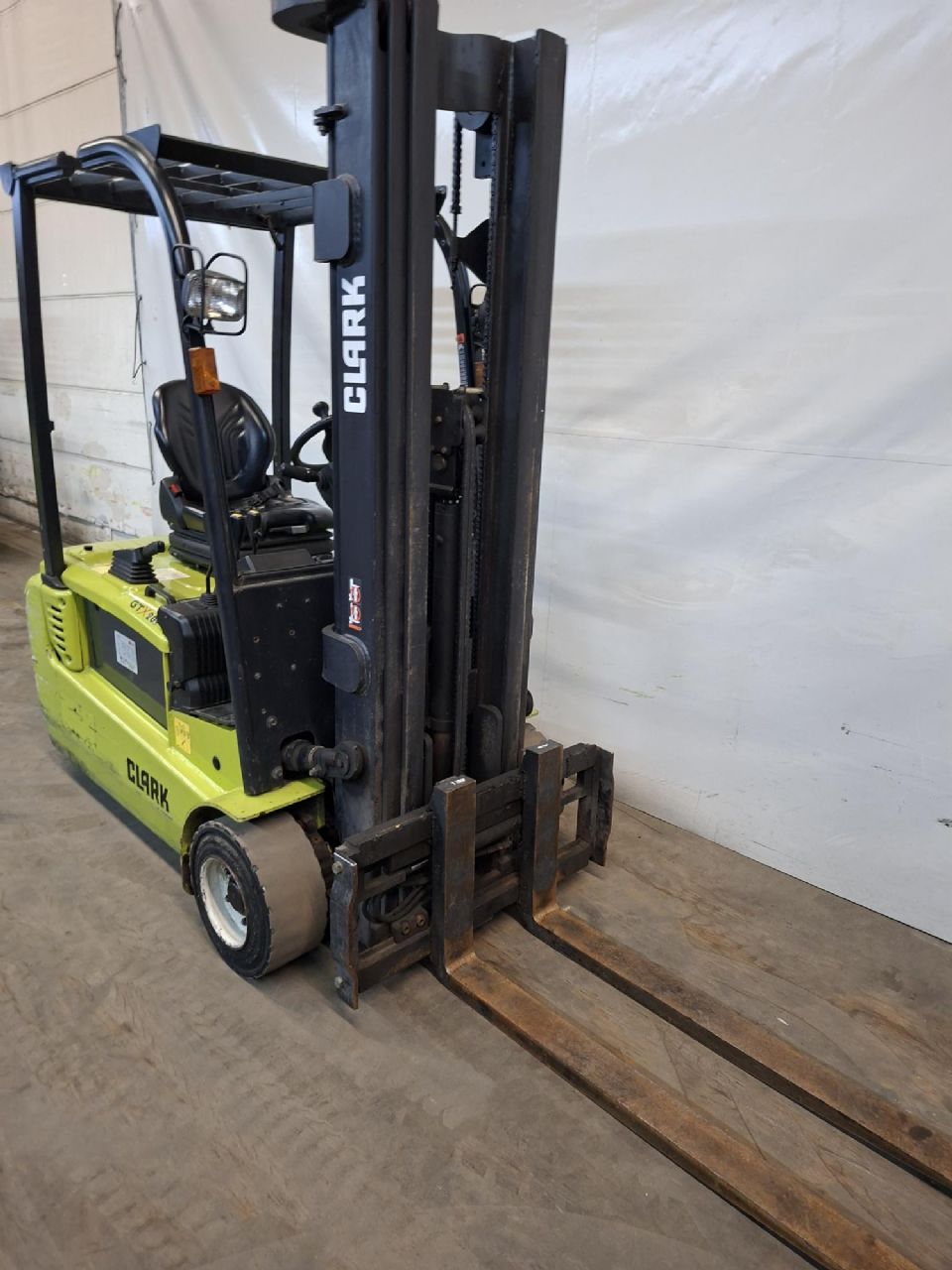 Clark-GTX20s-Elektro 3 Rad-Stapler-www.gabelstapler-finger.com