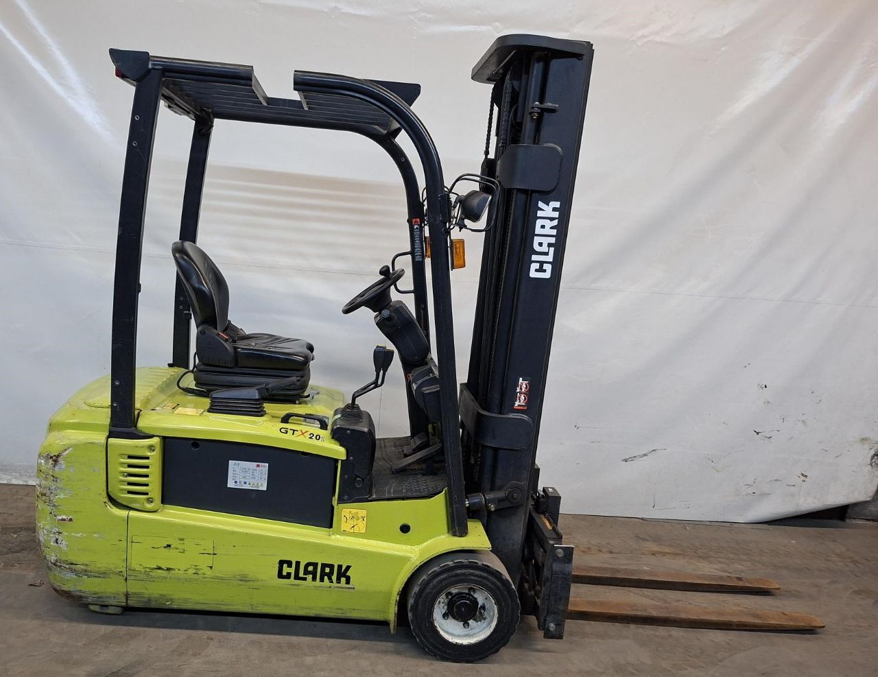 Clark-GTX20s-Elektro 3 Rad-Stapler-www.gabelstapler-finger.com