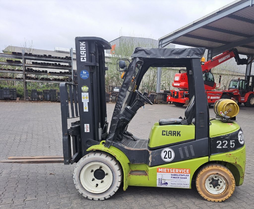 Clark-C 30 L-Treibgasstapler-www.gabelstapler-finger.com