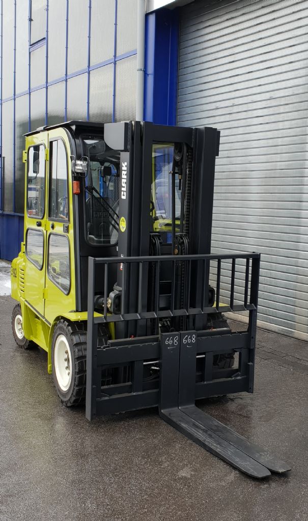 Clark-GEX 50-Elektro 4 Rad-Stapler-www.gabelstapler-finger.com