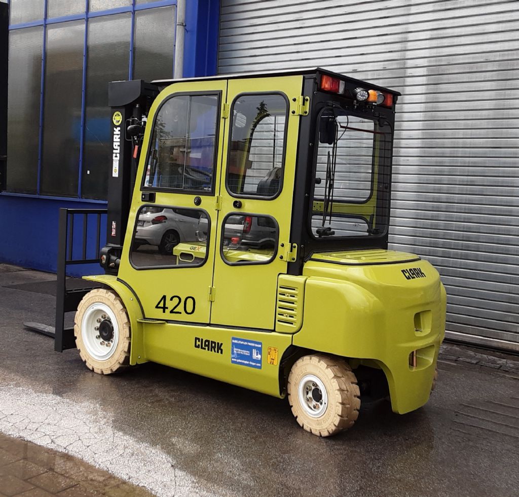 Clark-GEX 50-Elektro 4 Rad-Stapler-www.gabelstapler-finger.com