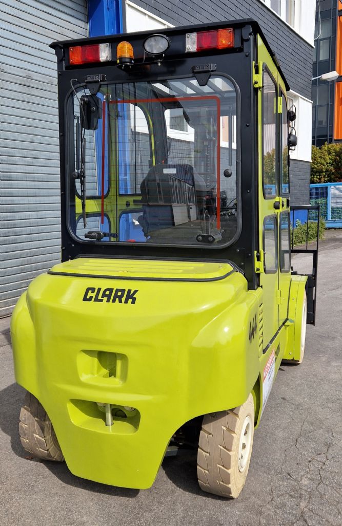 Clark-GEX 50-Elektro 4 Rad-Stapler-www.gabelstapler-finger.com