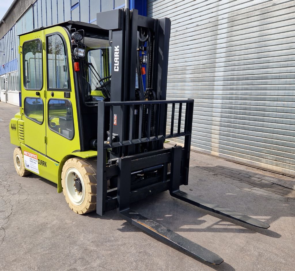 Clark-GEX 50-Elektro 4 Rad-Stapler-www.gabelstapler-finger.com