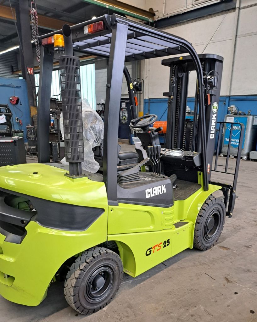 Clark-GTS25D-Dieselstapler-www.gabelstapler-finger.com