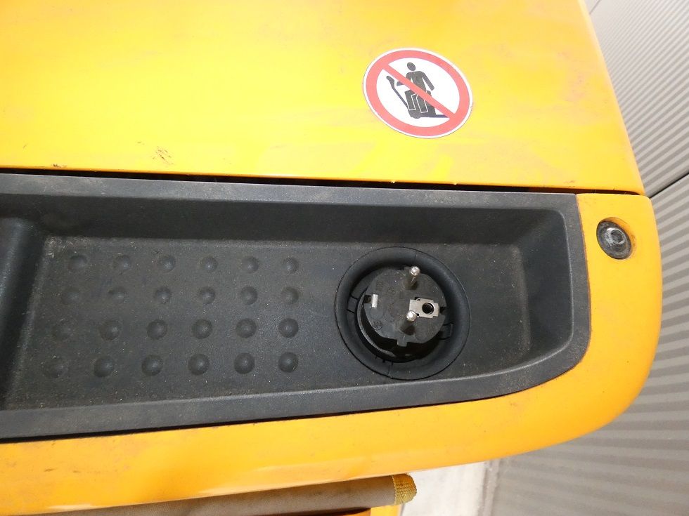 Jungheinrich EJC 212 - 430 DZ Deichselstapler fischer-gabelstapler.de