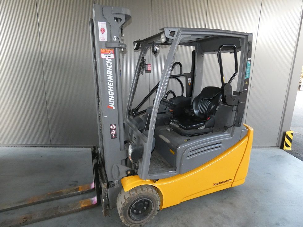 Jungheinrich EFG 220 - 470 DZ Elektro 3 Rad-Stapler fischer-gabelstapler.de