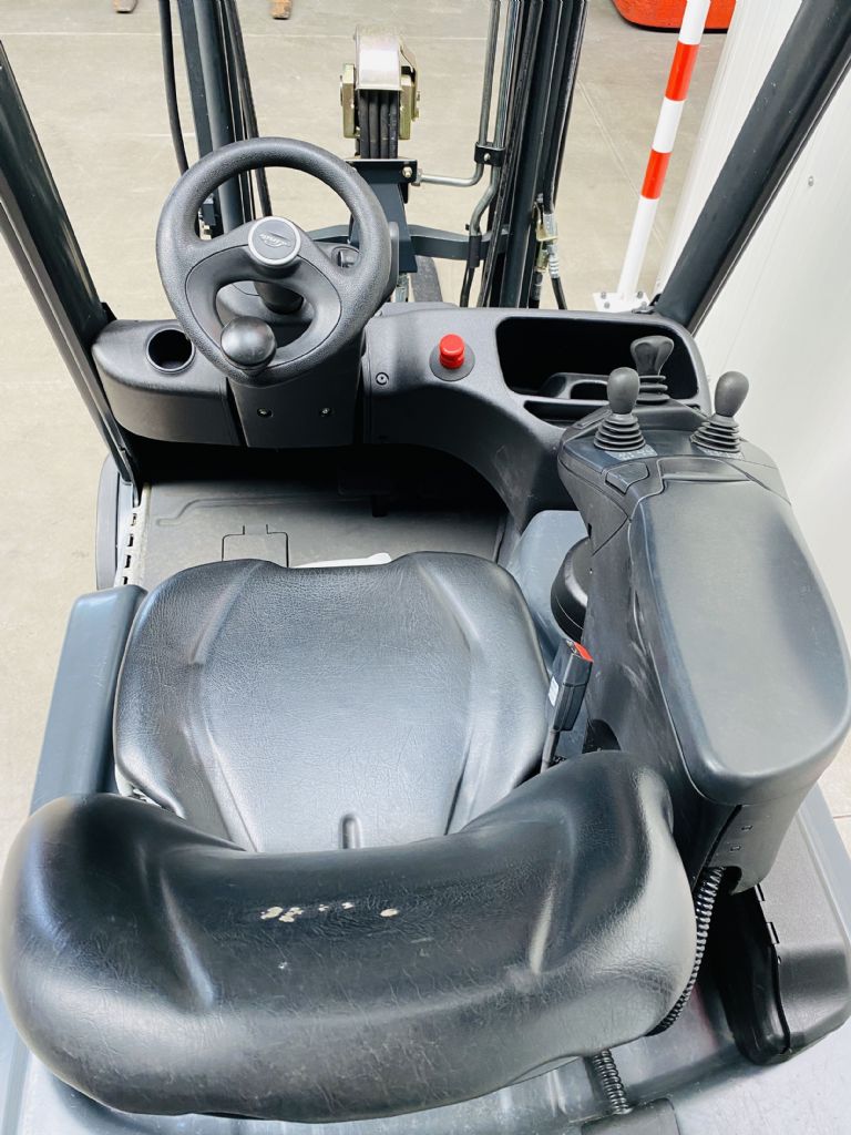Linde-E 20 L-02 EVO Duplex DZH -Elektro 3 Rad-Stapler-www.fleischmann-foerdertechnik.de