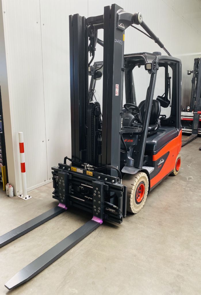 Linde-E 25 L-01 Triplex ZVG-Elektro 4 Rad-Stapler-www.fleischmann-foerdertechnik.de