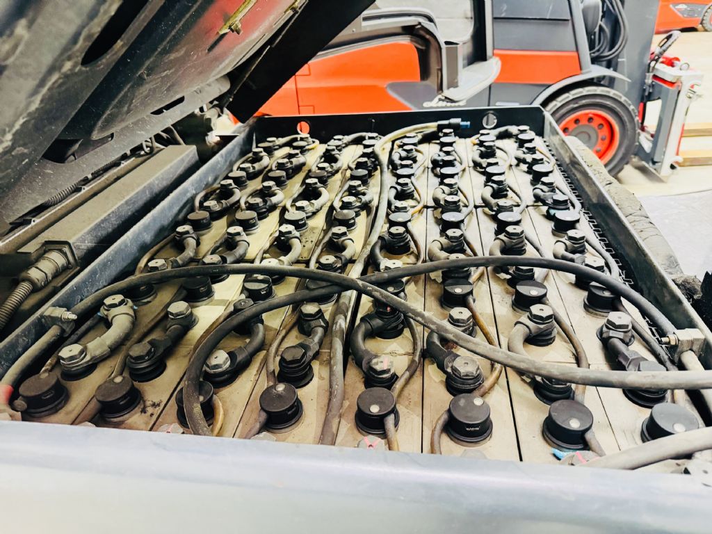 Linde-E 30 H-01/600 Triplex Kabine STVO -Elektro 4 Rad-Stapler-www.fleischmann-foerdertechnik.de
