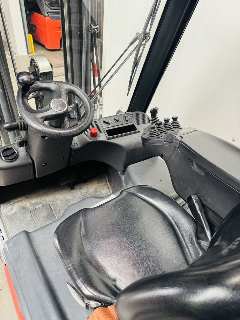 Linde-E 16-02 EVO Triplex Teilkabine STVO Batterie Bj.22-Elektro 3 Rad-Stapler-www.fleischmann-foerdertechnik.de