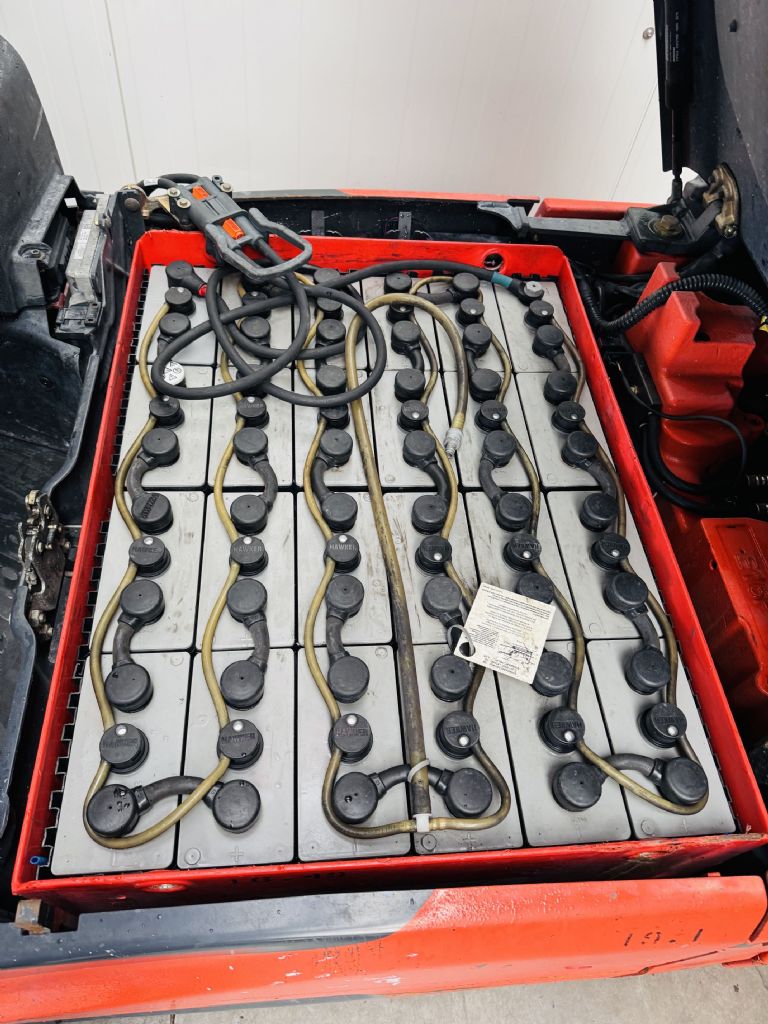 Linde-E 16 P-02 EVO Triplex -Elektro 4 Rad-Stapler-www.fleischmann-foerdertechnik.de