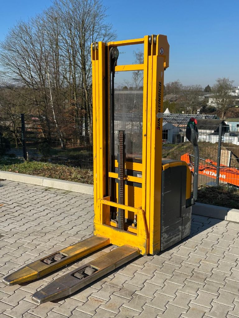 Jungheinrich EJC214 High Lift stacker www.fm-foerdertechnik.com