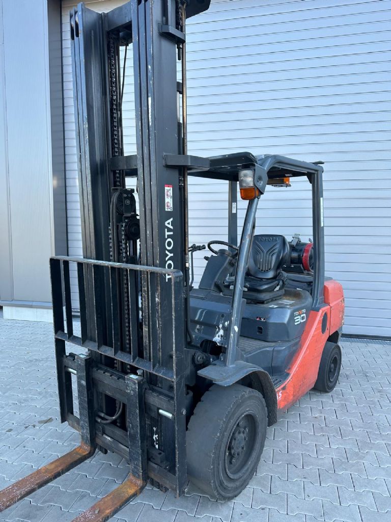 Toyota 8FGF30 LPG Forklifts www.fm-foerdertechnik.com