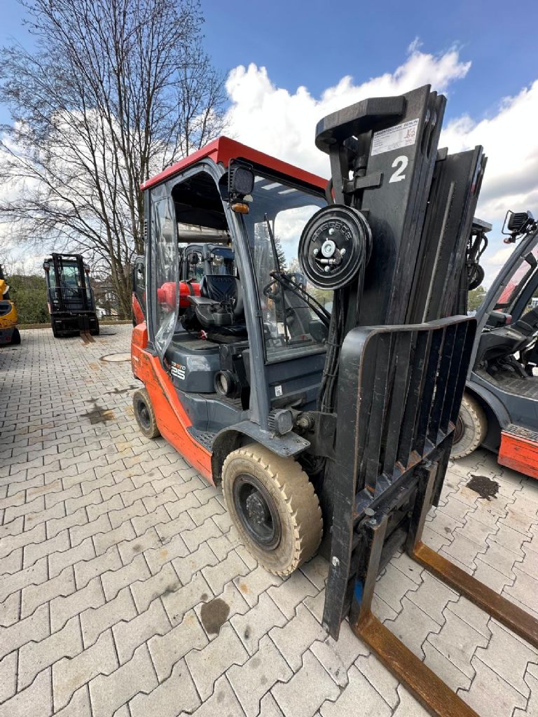 Toyota 8FGF25 LPG Forklifts www.fm-foerdertechnik.com