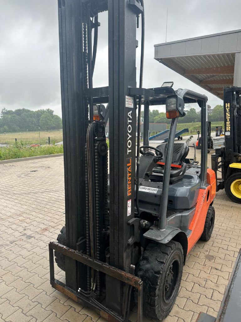 Toyota 02 8FGJF35 LPG Forklifts www.fm-foerdertechnik.com