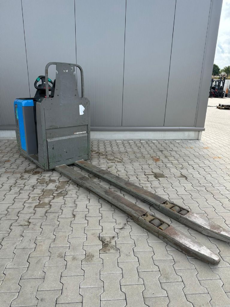 Jungheinrich ECE225 240-51 Low Level Order Picker www.fm-foerdertechnik.com Jungheinrich ECE225 240-51 Low Level Order Picker www.fm-foerdertechnik.com