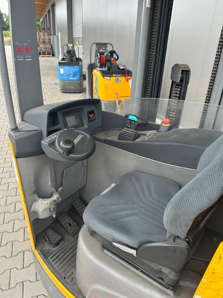 Jungheinrich ETV110 Schubmaststapler www.fm-foerdertechnik.com Jungheinrich ETV110 Schubmaststapler www.fm-foerdertechnik.com